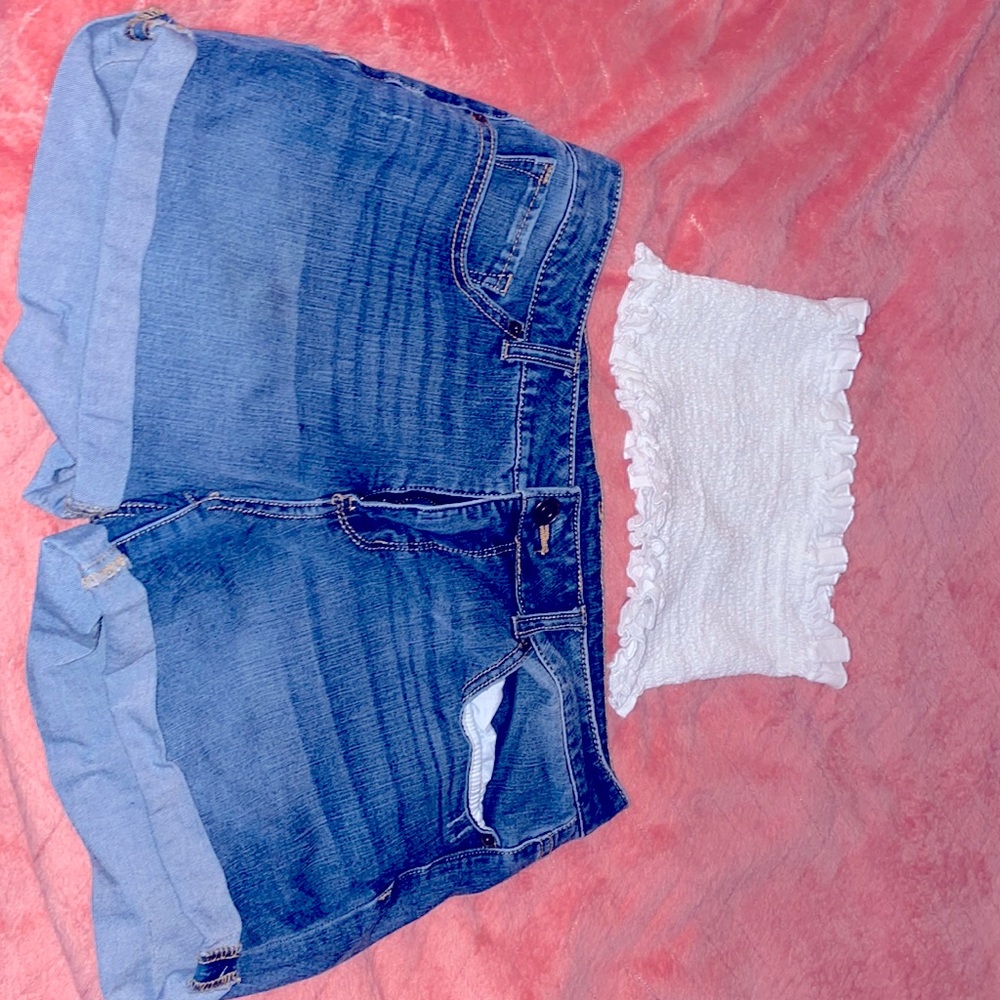 Im giving this cute summer set away.